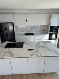 Hochwertige Keramik Küchenarbeitsplatte – Beratung & Montage Wien