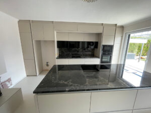 Hochwertige Keramik Küchenarbeitsplatte – Beratung & Montage Wien