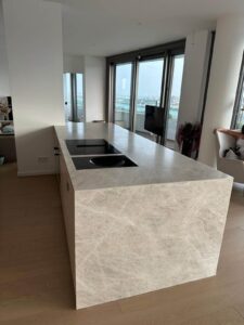 Moderne Küchenarbeitsplatte aus Keramik – die steinerei