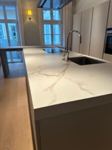 Moderne Küchenarbeitsplatte aus Keramik – die steinerei